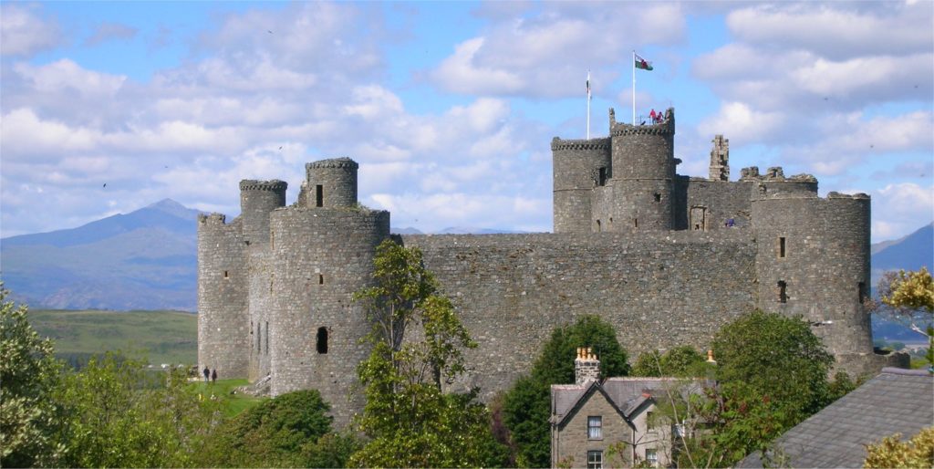 Harlech_Castle_with_Snowdon